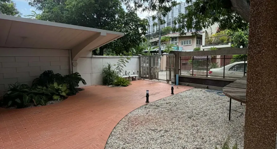 For sale and for rent 2 bedrooms retail Space in Watthana, Bangkok