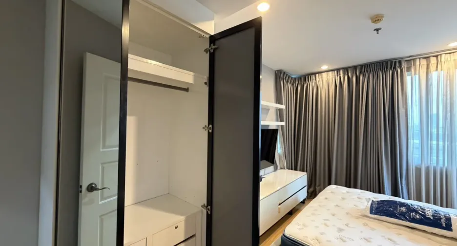 For rent 2 bedrooms condo in Huai Khwang, Bangkok