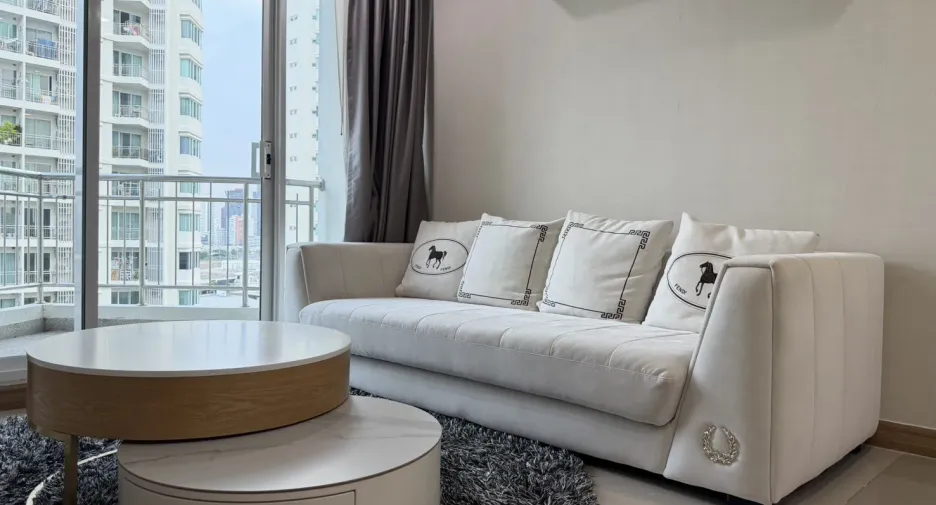 For rent 2 bedrooms condo in Huai Khwang, Bangkok