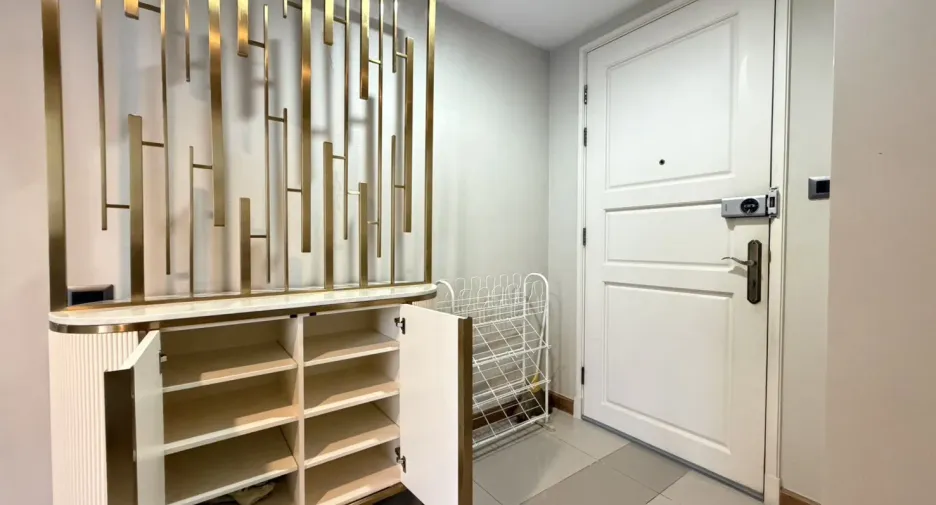 For rent 2 bedrooms condo in Huai Khwang, Bangkok