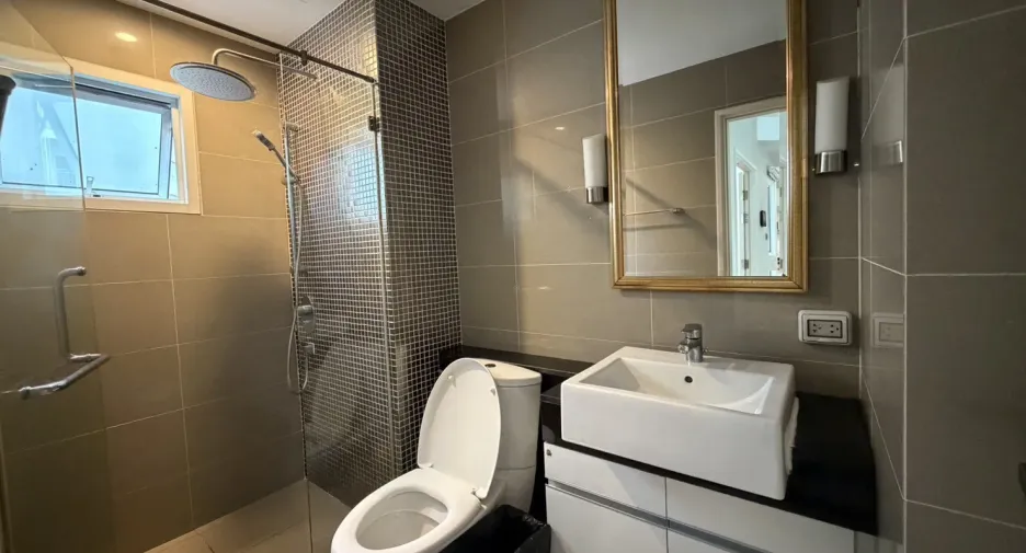 For rent 2 bedrooms condo in Huai Khwang, Bangkok