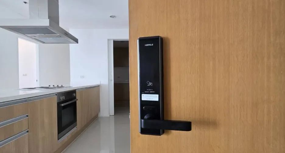 For rent 4 bedrooms condo in Watthana, Bangkok