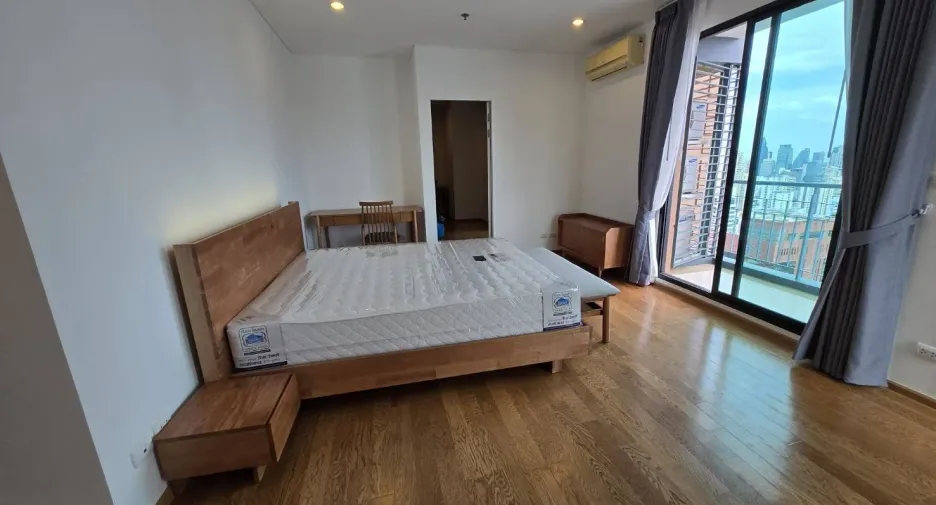 For rent 4 bedrooms condo in Watthana, Bangkok