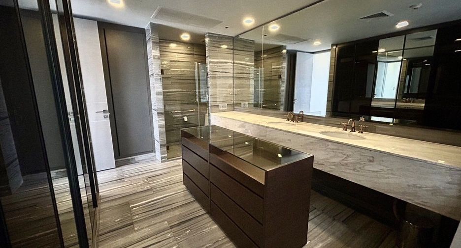For sale 3 bedrooms condo in Watthana, Bangkok