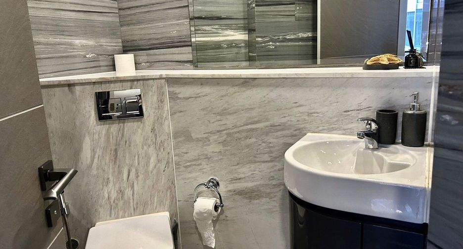 For sale 3 bedrooms condo in Watthana, Bangkok