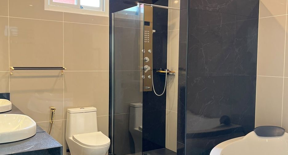 Villa en venta y en alquiler de 6 habitaciones en Bang Lamung, Chonburi