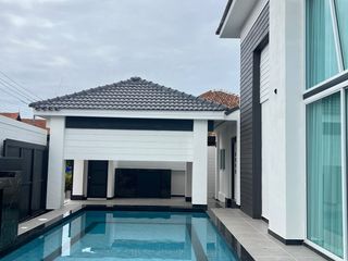 À vendre et à louer 6 chambres villa à Bang Lamung, Chonburi