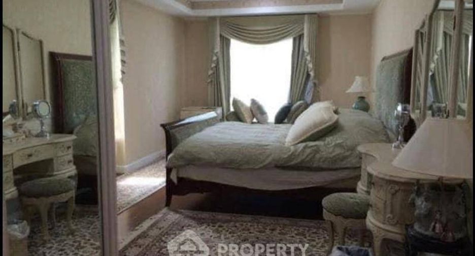 For sale 3 bedrooms condo in Khlong Toei, Bangkok