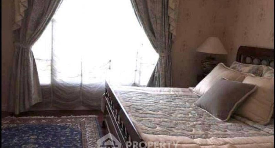 For sale 3 bedrooms condo in Khlong Toei, Bangkok