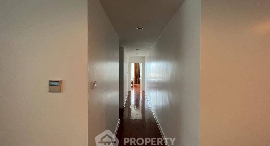For rent 3 bedrooms condo in Khlong Toei, Bangkok