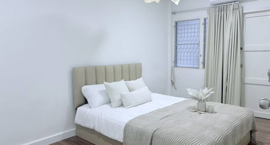 Haus zur Miete mit 6 Zimmer in Huai Khwang, Bangkok