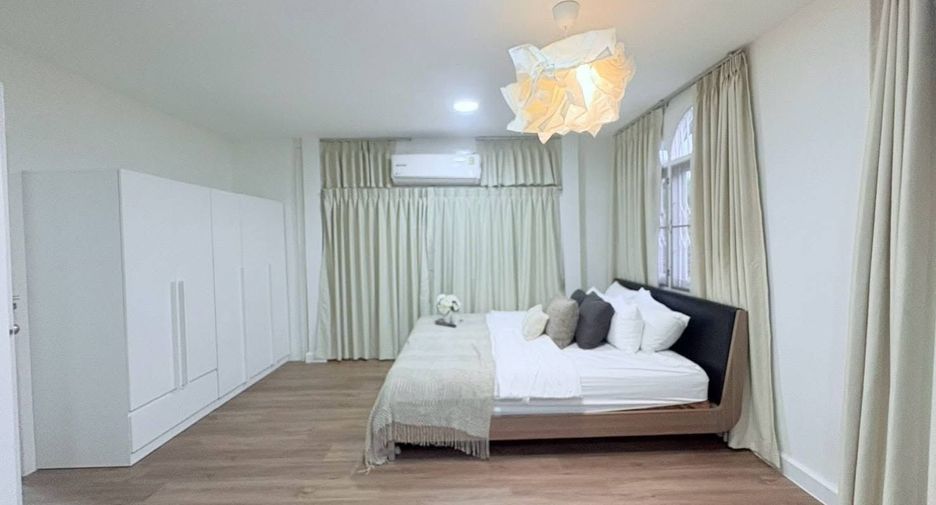 Haus zur Miete mit 6 Zimmer in Huai Khwang, Bangkok