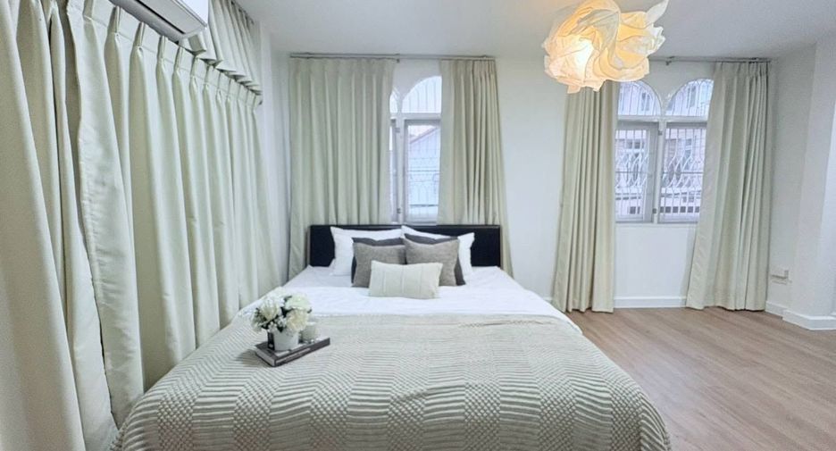 Haus zur Miete mit 6 Zimmer in Huai Khwang, Bangkok
