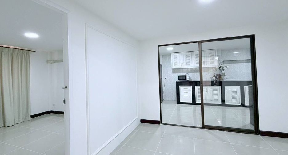 Haus zur Miete mit 6 Zimmer in Huai Khwang, Bangkok