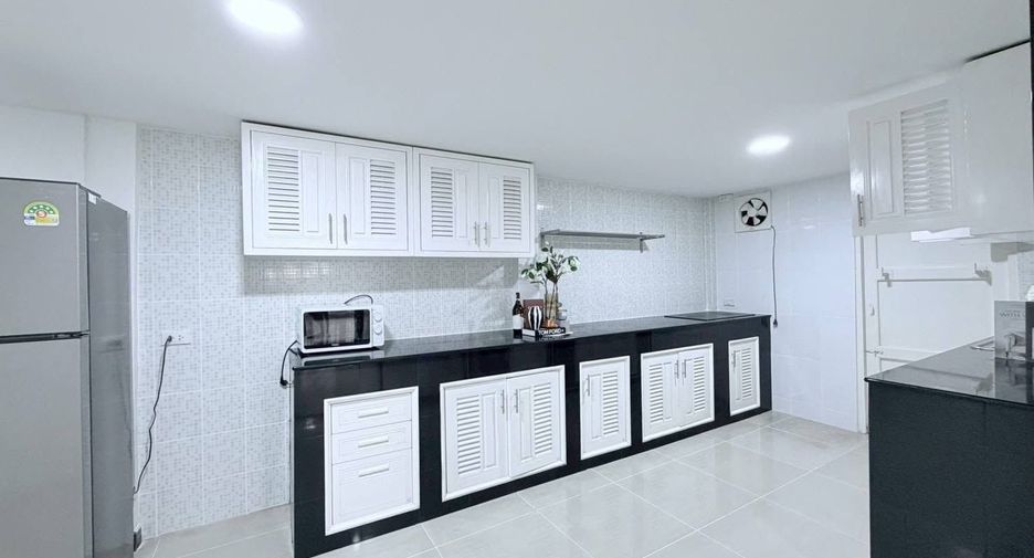 Haus zur Miete mit 6 Zimmer in Huai Khwang, Bangkok