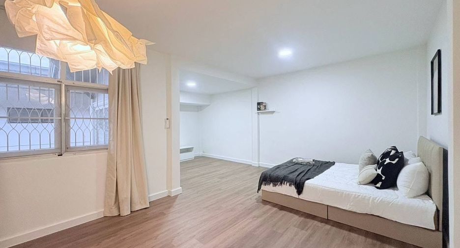 Haus zur Miete mit 6 Zimmer in Huai Khwang, Bangkok