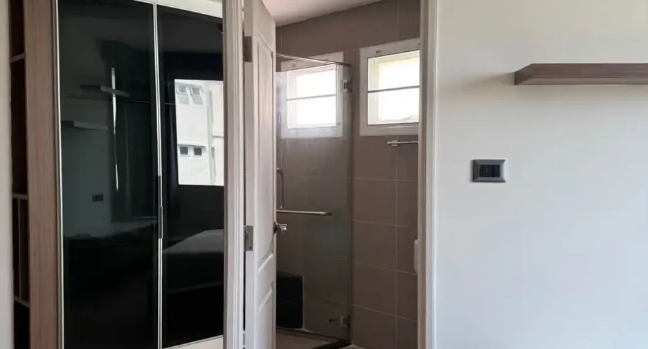 For rent 2 bedrooms condo in Huai Khwang, Bangkok