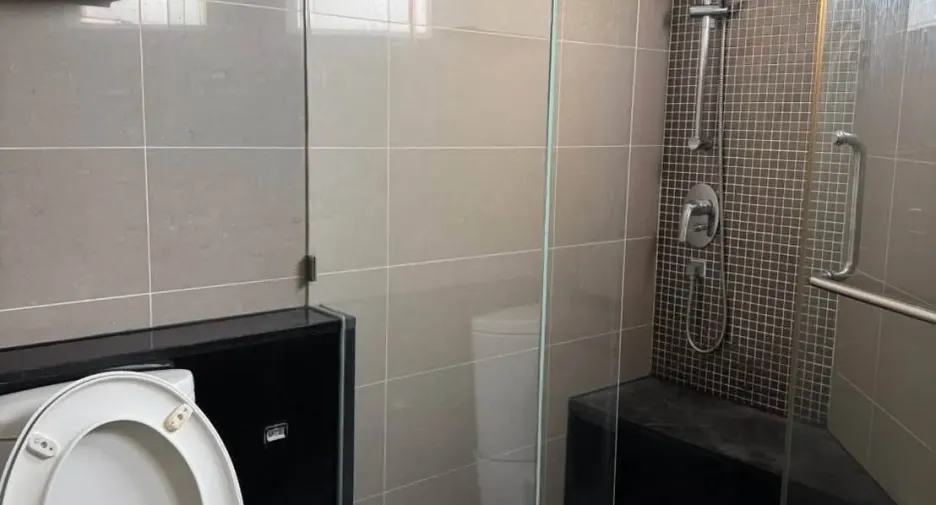 For rent 2 bedrooms condo in Huai Khwang, Bangkok