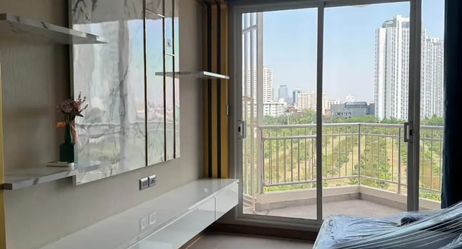 For rent 2 bedrooms condo in Huai Khwang, Bangkok