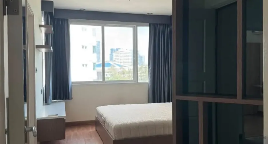 For rent 2 bedrooms condo in Huai Khwang, Bangkok