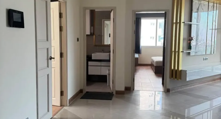 For rent 2 bedrooms condo in Huai Khwang, Bangkok