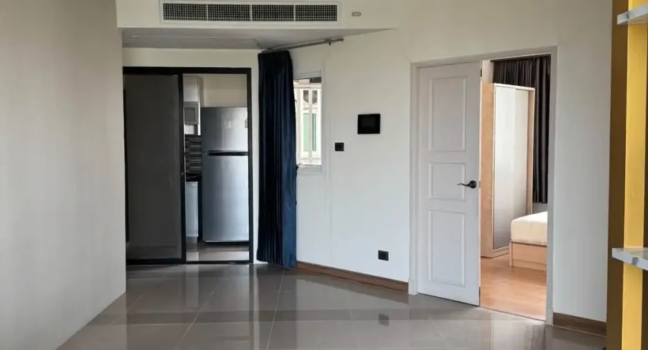 For rent 2 bedrooms condo in Huai Khwang, Bangkok