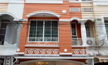 À louer 3 chambres maison de ville à Lat Phrao, Bangkok