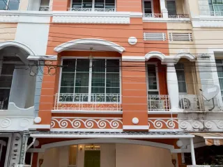 À louer 3 chambres maison de ville à Lat Phrao, Bangkok