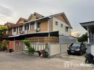 Casa adosada en venta de 3 habitaciones en Thung Khru, Bangkok