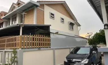 Casa adosada en venta de 3 habitaciones en Thung Khru, Bangkok