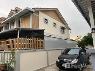 Casa adosada en venta de 3 habitaciones en Thung Khru, Bangkok