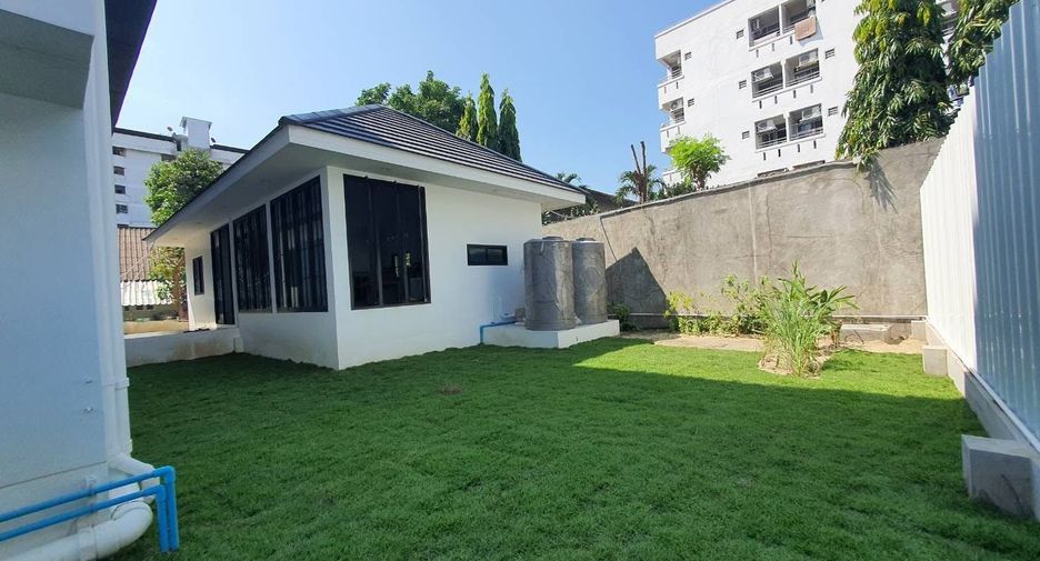 Haus zur Miete mit 5 Zimmer in Phra Khanong, Bangkok
