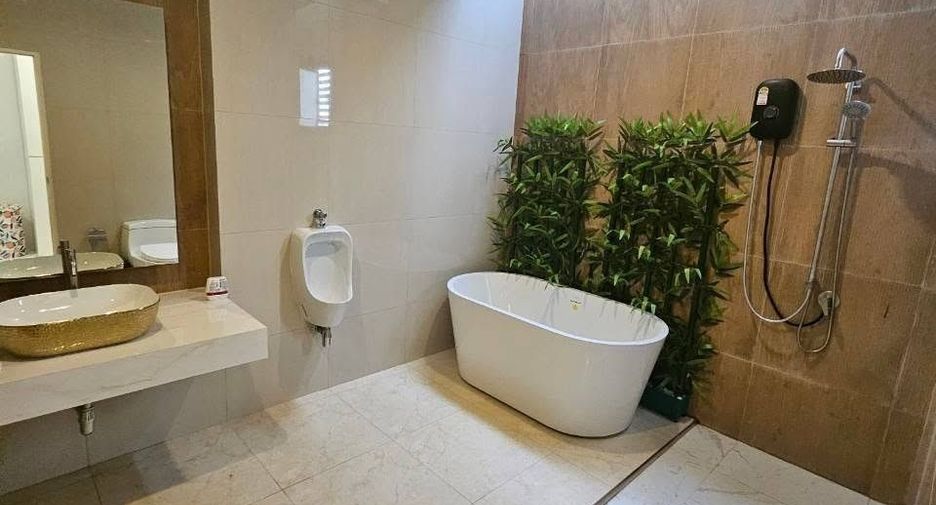 Haus zur Miete mit 5 Zimmer in Phra Khanong, Bangkok