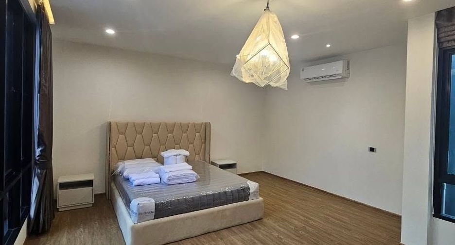 Haus zur Miete mit 5 Zimmer in Phra Khanong, Bangkok