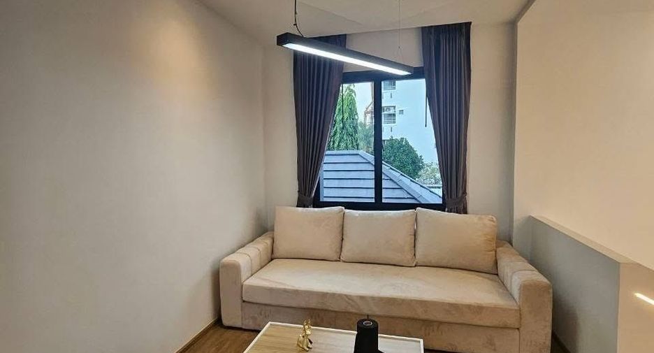 Haus zur Miete mit 5 Zimmer in Phra Khanong, Bangkok
