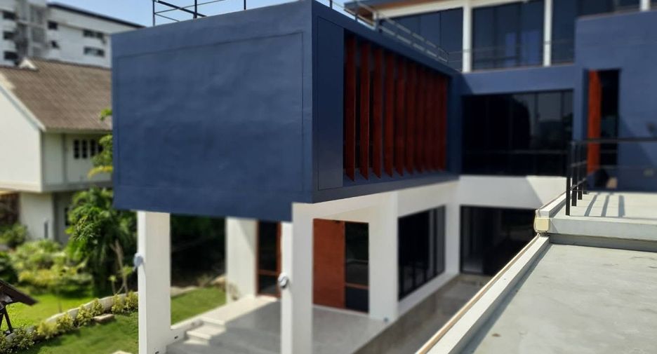 Haus zur Miete mit 5 Zimmer in Phra Khanong, Bangkok