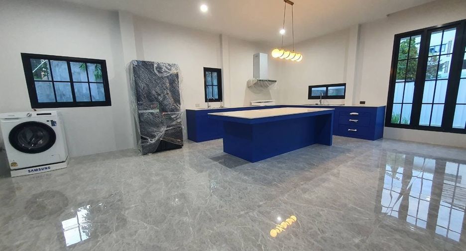 Haus zur Miete mit 5 Zimmer in Phra Khanong, Bangkok