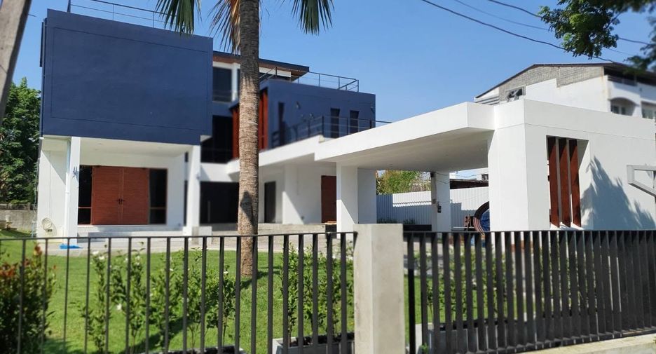 Haus zur Miete mit 5 Zimmer in Phra Khanong, Bangkok