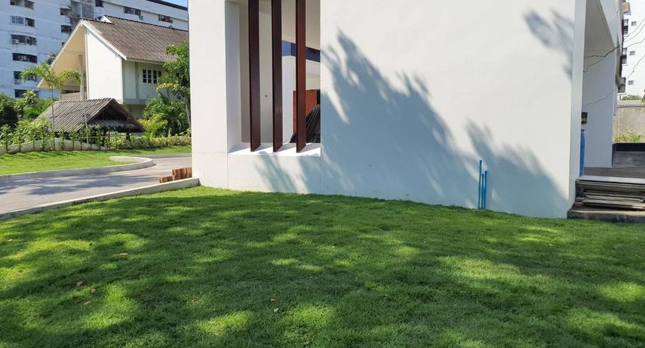 Haus zur Miete mit 5 Zimmer in Phra Khanong, Bangkok