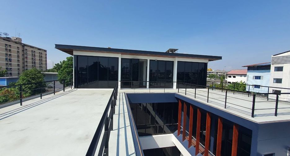 Haus zur Miete mit 5 Zimmer in Phra Khanong, Bangkok