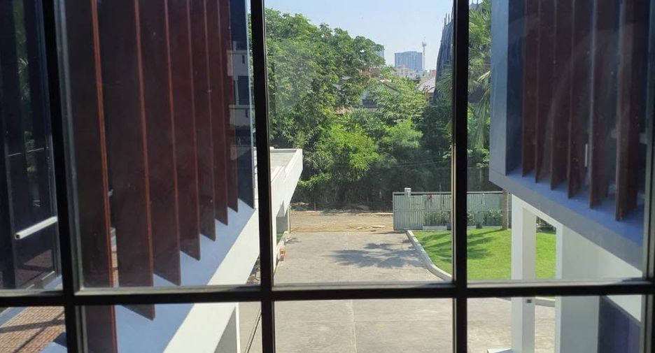 Haus zur Miete mit 5 Zimmer in Phra Khanong, Bangkok