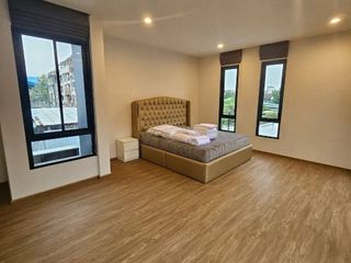 For rent 5 bedrooms house in Phra Khanong, Bangkok