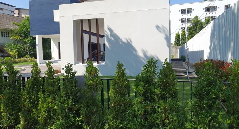 Haus zur Miete mit 5 Zimmer in Phra Khanong, Bangkok