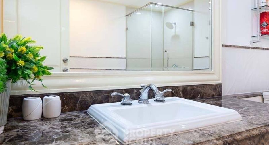 For sale 3 bedrooms condo in Khlong Toei, Bangkok