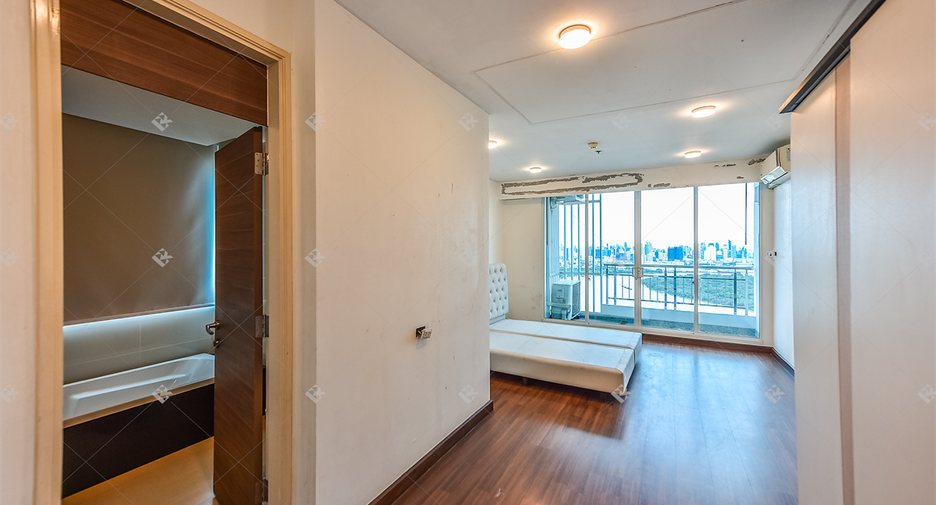For sale 5 bedrooms condo in Yan Nawa, Bangkok