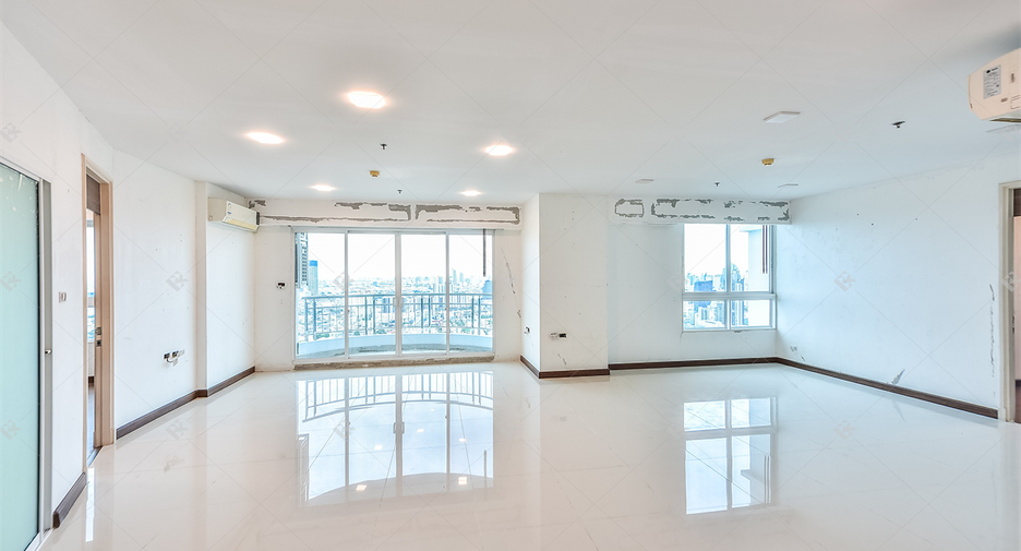 For sale 5 bedrooms condo in Yan Nawa, Bangkok