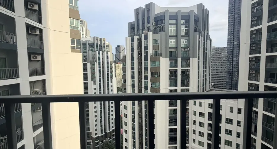 Wohnung zur Miete mit 2 Zimmer in Huai Khwang, Bangkok