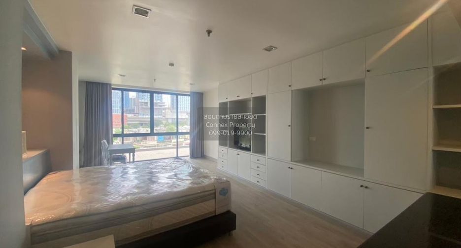 For rent 3 bedrooms condo in Pathum Wan, Bangkok