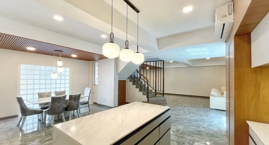 Casa adosada en alquiler de 5 habitaciones en Watthana, Bangkok
