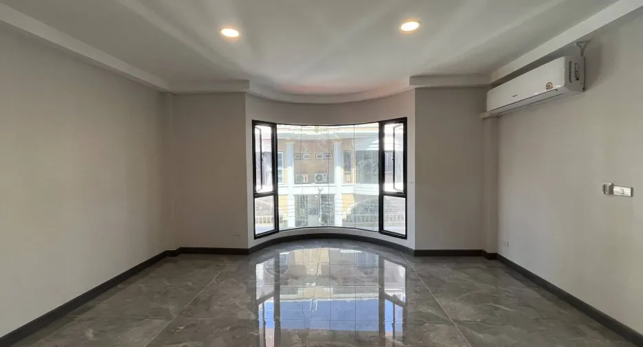 Casa adosada en alquiler de 5 habitaciones en Watthana, Bangkok